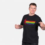 Создатели «Ведьмака» против гомофобии: CD Projekt RED представила футболки со своим логотипом в цветах радуги