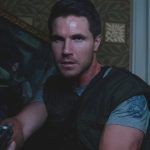 Исполнитель роли Криса играет в Resident Evil в новом ролике фильма «Обитель зла: Раккун-Сити»