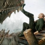 Джейсон Стэйтем отталкивает пасть гигантской акулы на кадрах фильма «Мег 2: Впадина»